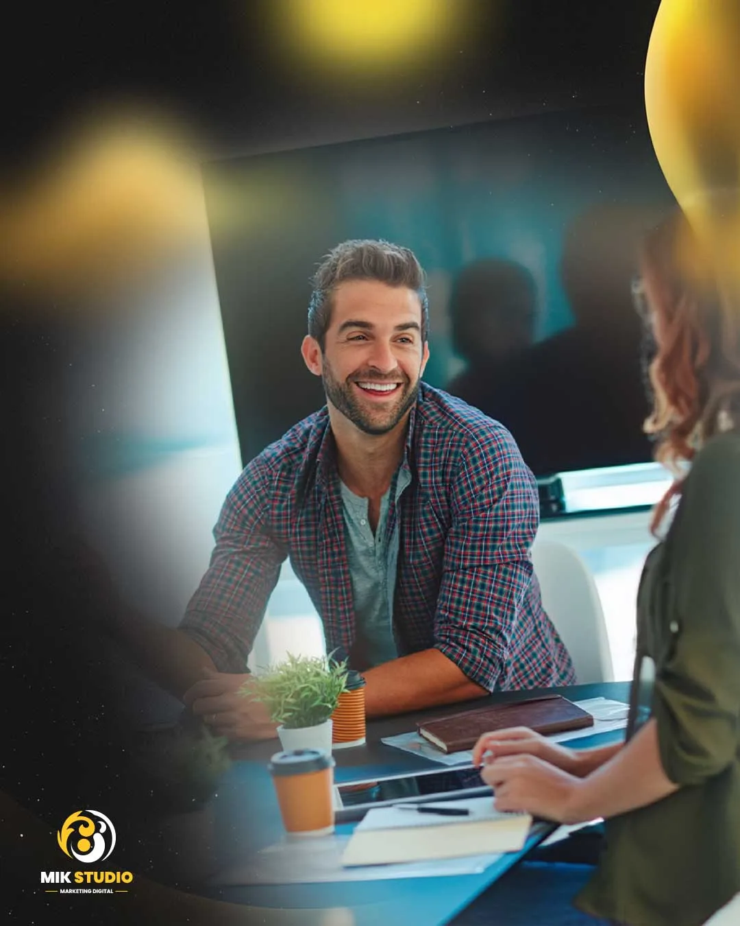 Equipo de MIK STUDIO en reunión con un cliente
